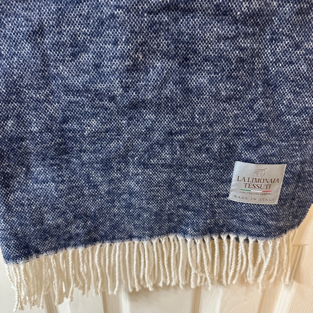 LA LIMONAIA TESSUTI Throw Blanket Made in Italy 51" x 67" Blue Cream Fringe NEW - Picture 2 of 4